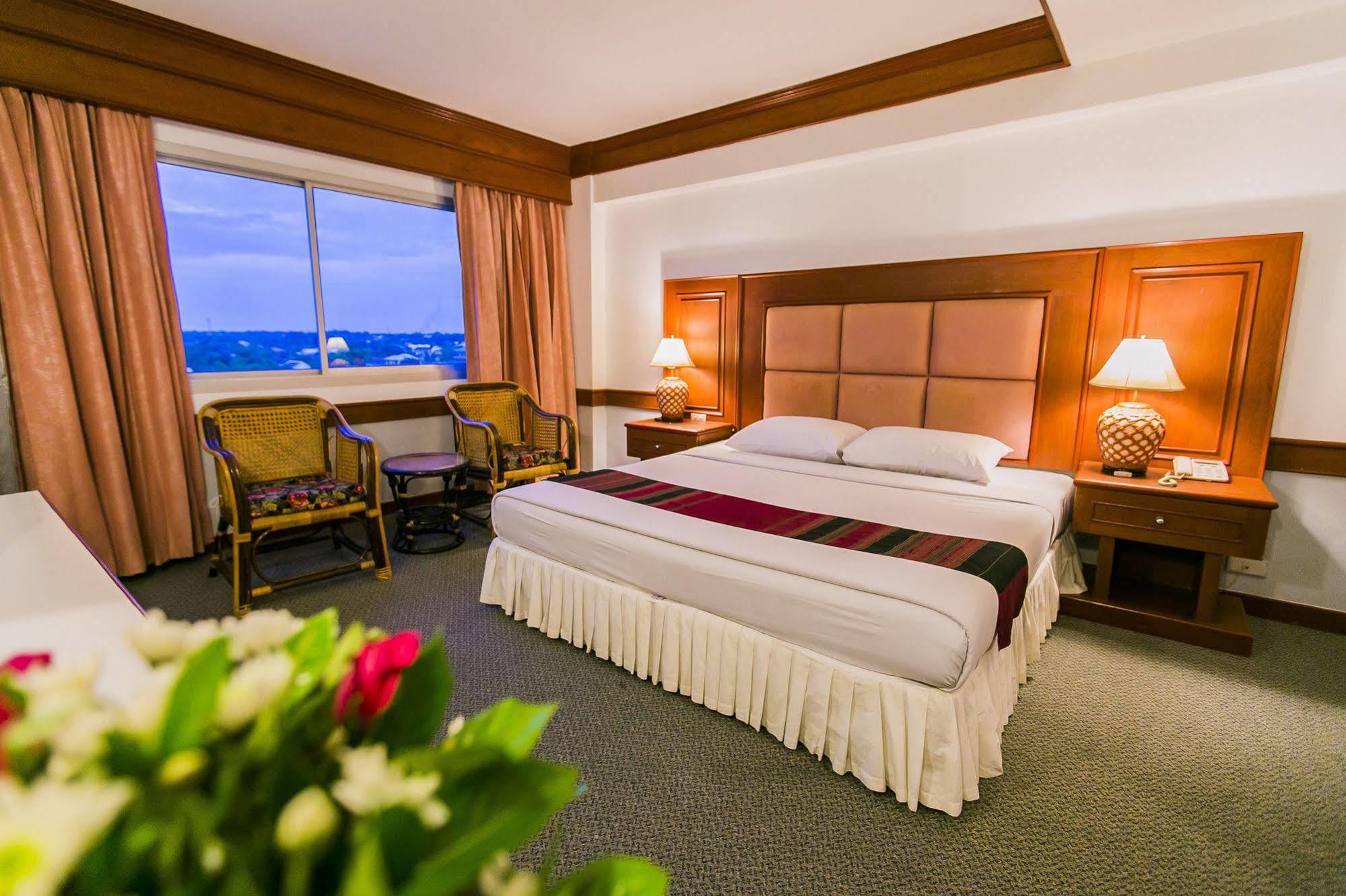 Raya Grand Hotel Nakhon Ratchasima Exterior photo